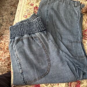 Anthropologie Pilcro pull on tencel Barrel Jeans. Medium EXCELLENT